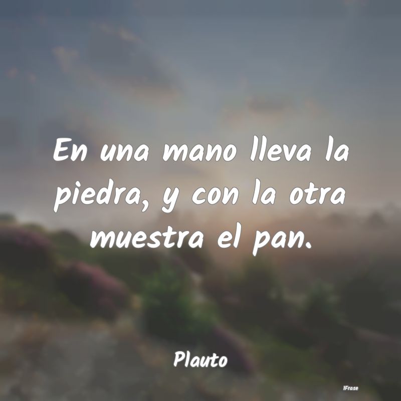 En una mano lleva la piedra, y con la otra muestra...